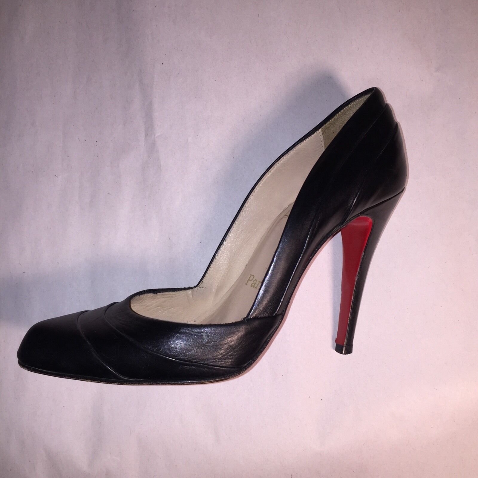 pre-love auth CHRISTIAN LOUBOUTIN size 37 1/2 black CLOSED TOE stilleto  pumps