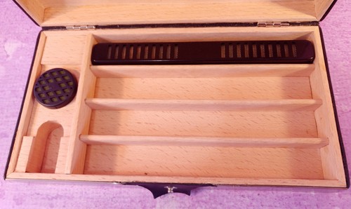 Humidor de cigarros TROIKA cuero negro viaje interior de cedro para 3 cigarros 6 pulgadas - Imagen 3 de 9