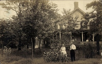 Photo Postcard Garfield New Jersey USA, House, Couple, Garden - 4304702