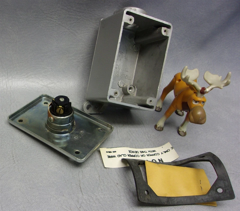 Caja receptáculo hembra a prueba de polvo R&S EVER-LOK 8753U1 20A 125V 2P3W enano Foto 2 de 4