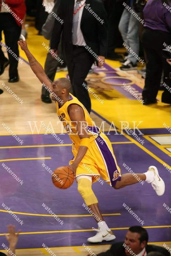 G111 Kobe Bryant LA Lakers Buzzer Beater Basketball 8x10 11x14