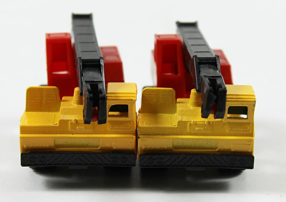 2 MOBILE CRANEs Matchbox 1984 Yellow Construction Equipment New no card 1:90 - Image 3 of 4