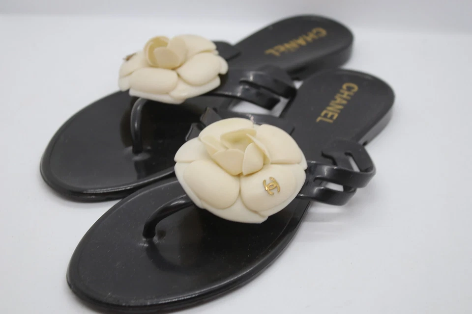 Chanclas Chanel Camelia - Sandalias Tanga Floral Blanco y Negro, Talla 39 EE. UU. 8 Foto 3 de 4