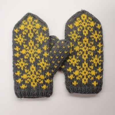Gray and yellow pattern fisherman pointy home knit mittens