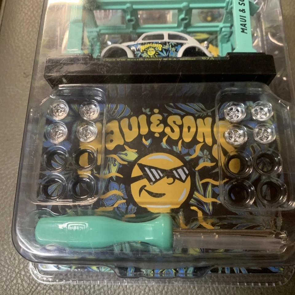 M2 Machines Maui & Sons 1953 VW Beetle Deluxe USA R74 24-34 1:64 LE Model Kit - Image 4 of 4