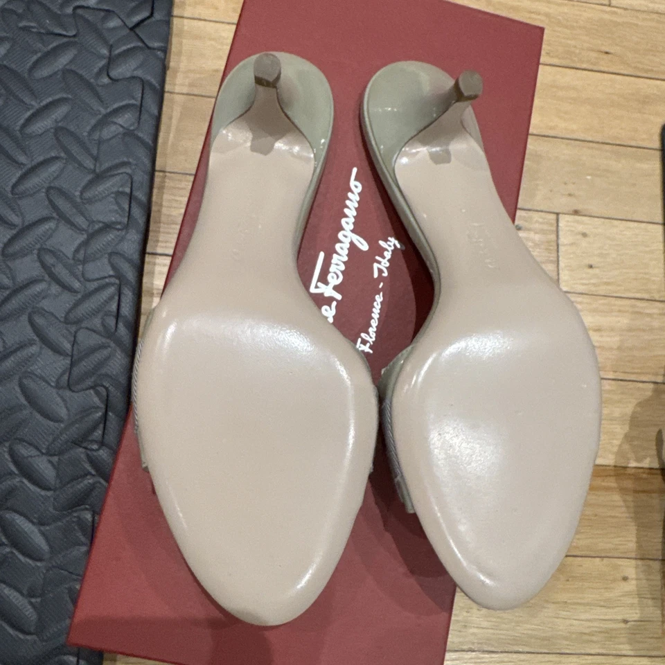 Sandalias Salvatore Ferragamo Glo Tacón Gatito Vara Arco Slide Charol Talla 6.5 Foto 3 de 4