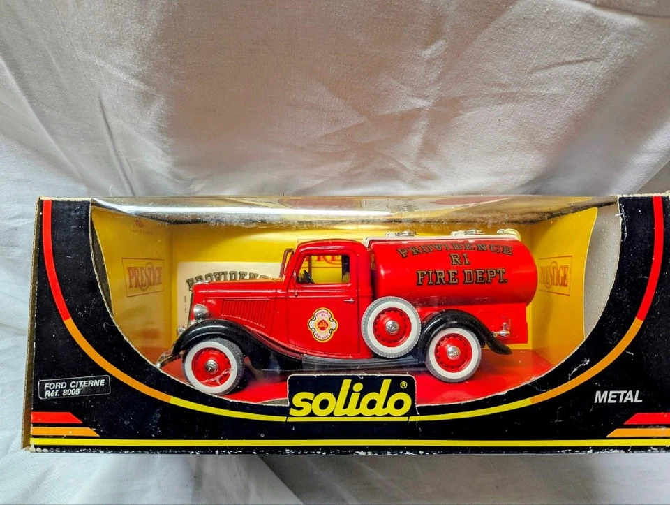 SOLIDO FORD PROVIDENCE HILLS FIRE #8005 1:18 SCALE - Image 3 of 3