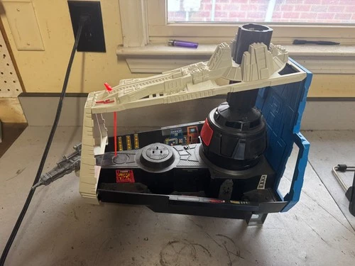 Darth Vader Star destroyer playset  incomplete   no battery cover on top