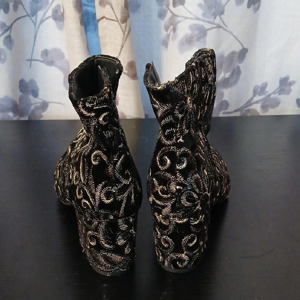 Botines Aldo elegantes bordados negros y dorados Foto 4 de 4