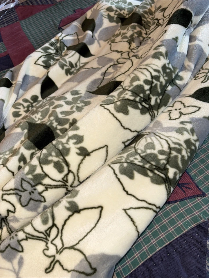 Sunbeam Electric Heated Blanket Cuddle Up Heated Throw, 3 heat settings 50”X60” - Image 2 of 4