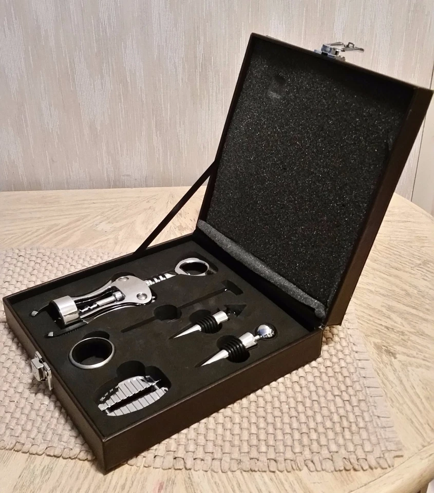 JUEGO DE VINO DE LUJO DE 7 PIEZAS WYNDHAM HOUSE™, ESTUCHE DE CUERO Foto 3 de 4