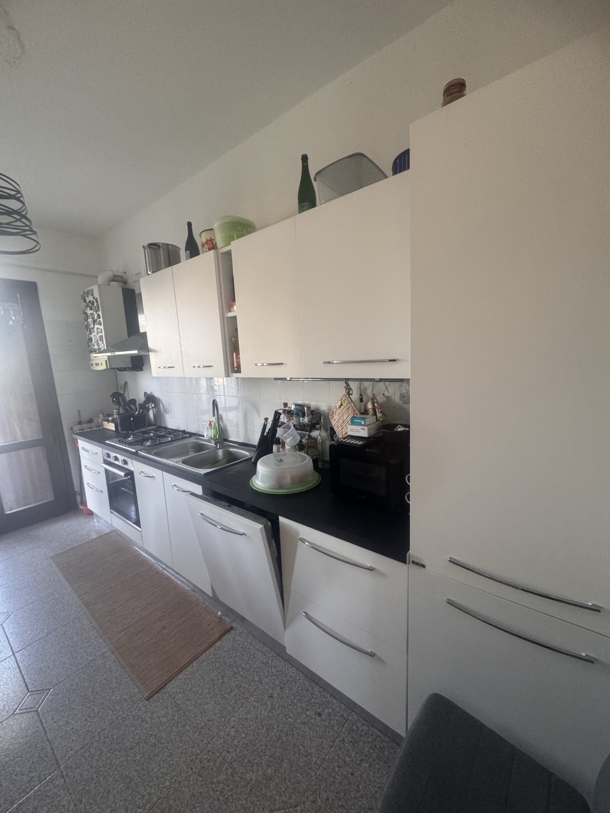 Cucina lineare bianca profili acciaio e top nero