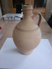 1 grande poterie en terre cuite avec une anse