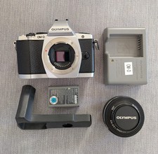 Olympus OM-D E-M5 Mirrorless Camera M.Zuiko 14-42mm f3.5-5.6 Lens Battery