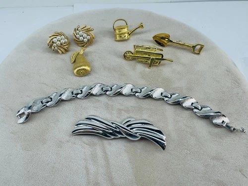 7 Pc Vintage Gold Tone TRIFARI Lot Jewelry Cottagecore Grannycore Various Pieces