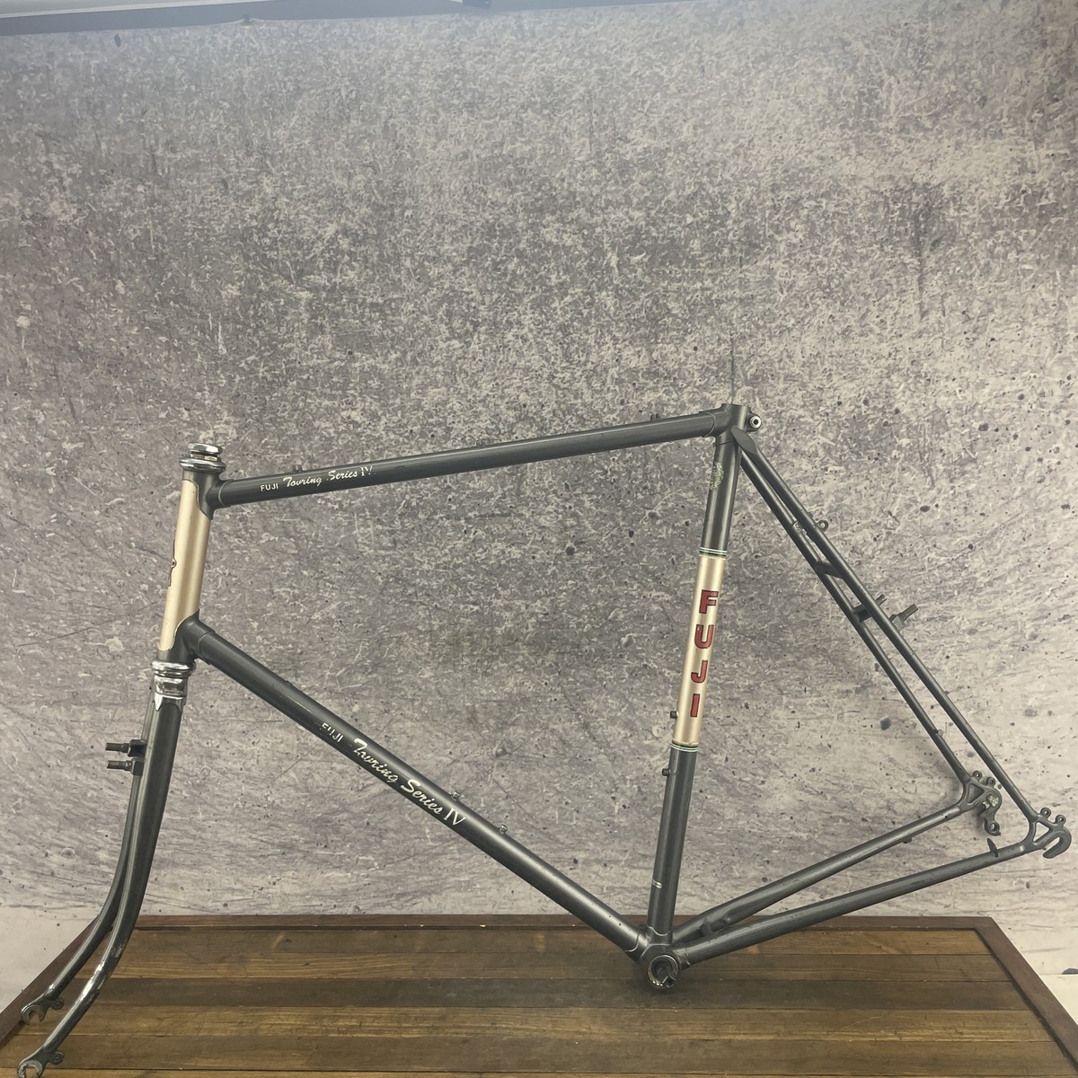 Vintage Fuji Touring Series IV 61 cm Frame Japan Steel Road