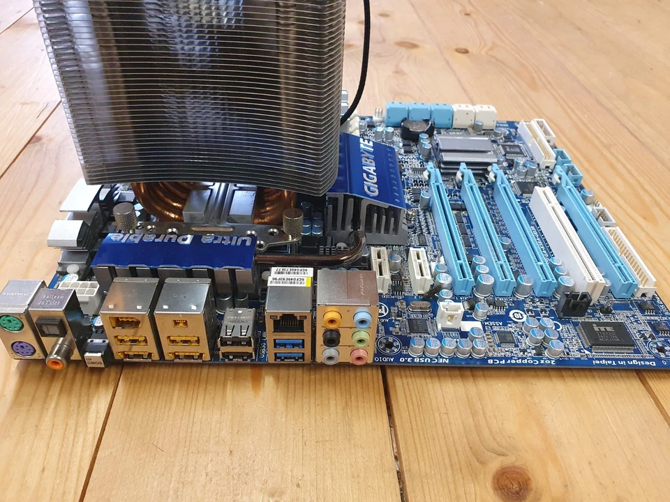 Motherboard Gigabyte GA-X58A-UD3R + i7-930 + 6 GB Ram + I/O Shield and Cooler - Image 4 of 4