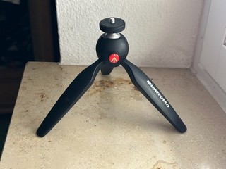 Manfrotto MTPIXI B PIXI Tischstativ Mini Stativ für Compact System Kamera