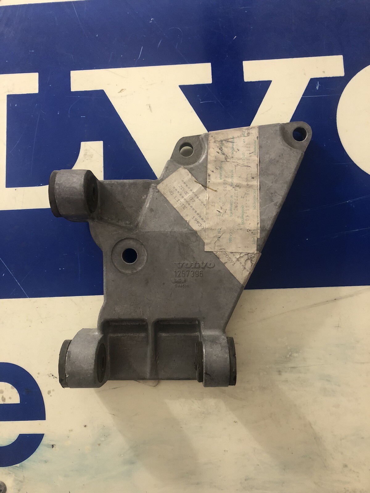 Patte support bocal direction assistée Volvo 1257396 d'origine pour modèles 240 260