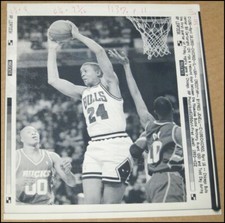 4/16/1993 Wire Press Photo Bill Cartwright Chicago Bulls vs Milwaukee Bucks NBA