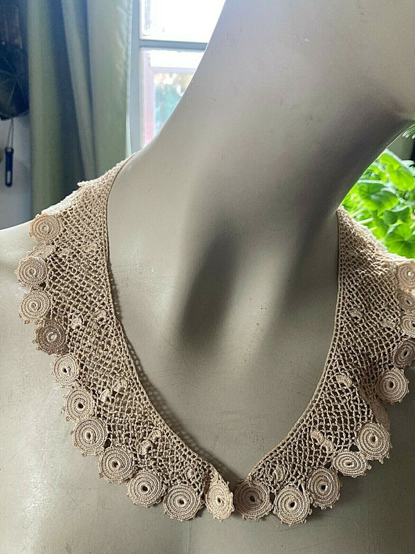 VICTORIAN ANTIQUE COQUILLE SHELL DESIGN NEEDLE COLLAR BEIGE ECRU WOMAN DRESS 