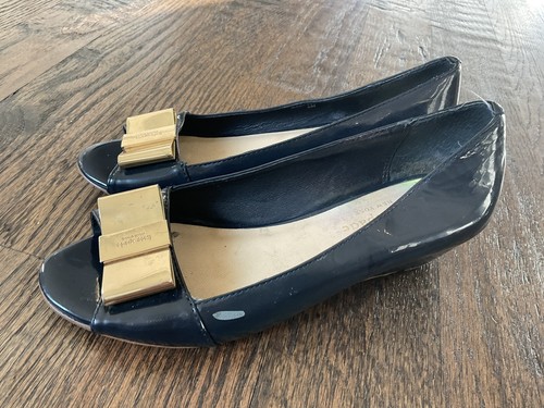 Kate Spade Gold Bow Accent Patent Leather Wedge Black Open Toe Shoes Women's 6M - Picture 2 of 11