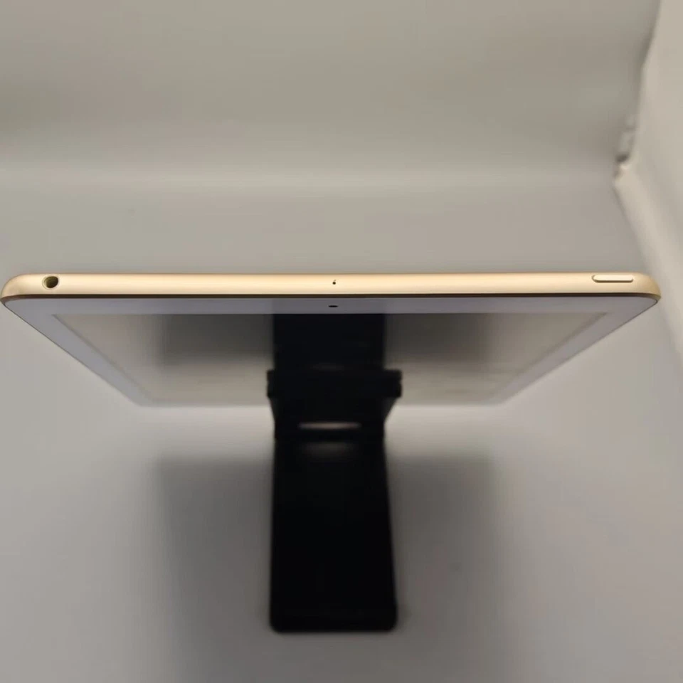 Very good Apple iPad 5 9.7 2017 (5th generation) iOS 10.3 128GB - Image 2 of 4