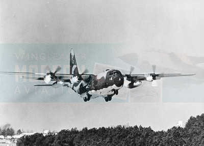 Erster der neuen verbesserten Lockheed C-130H Hercules - Originalfoto