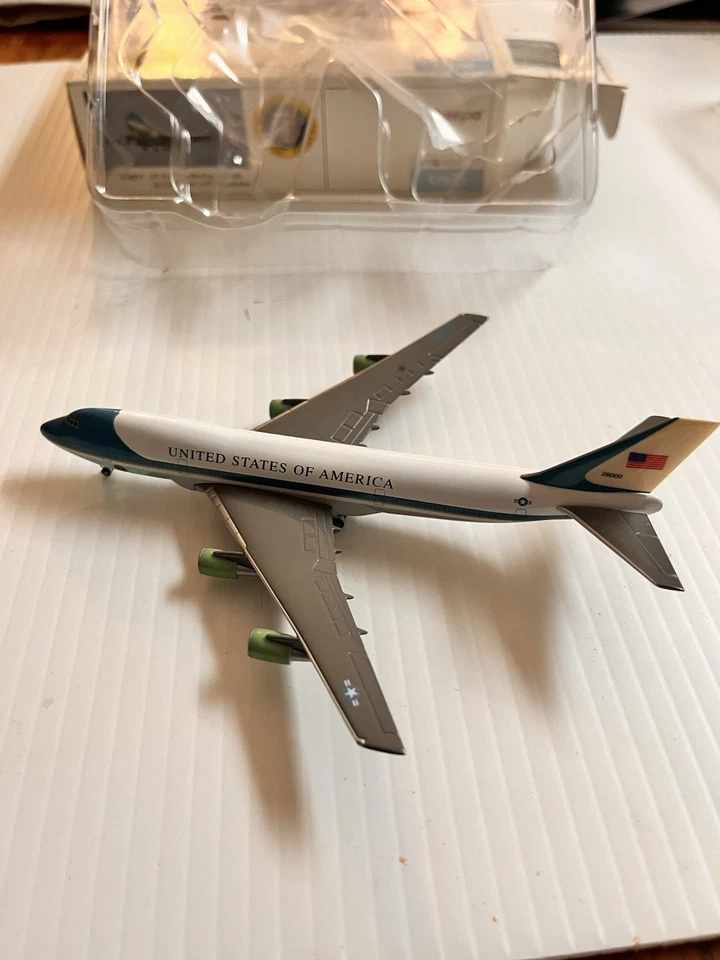 Herpa Wings Boeing 747-200 Air Force One 1:400 UNITED STATES OF AMERICA - Image 3 of 4