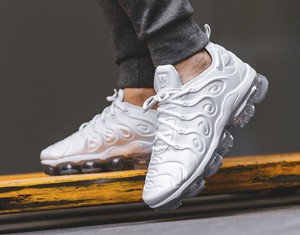 white tn vapormax
