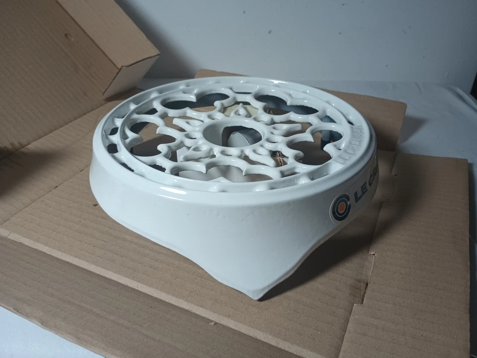 Nuevo La Creuset Vela Patas Trivet Blanco 8" Redondo Esmaltado Hierro Fundido Foto 3 de 4