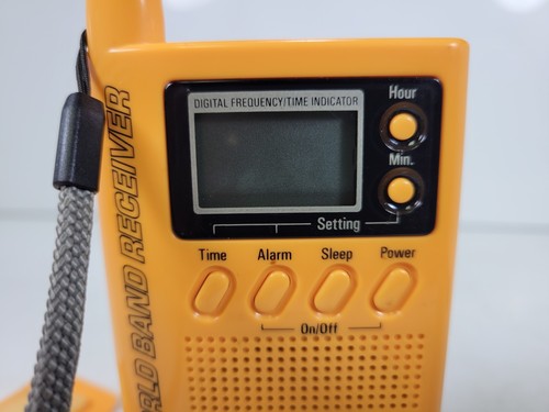 GRUNDIG MINI 300 SHORTWAVE RADIO - AM/FM/SW/CLOCK - WITH CASE, MANUAL, EAR BUDS - Picture 6 of 9