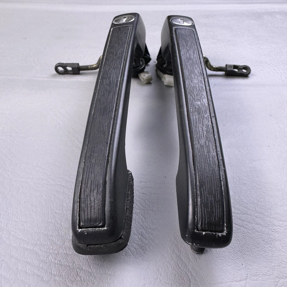 81-85 PORSCHE 924 944 JUEGO MANIJAS PUERTA DELANTERA IZQUIERDA DERECHA NEGRO SIN LLAVE OEM Foto 3 de 4