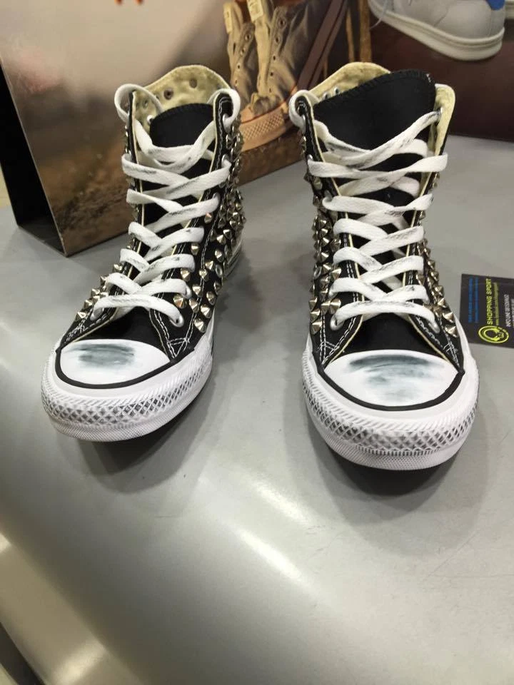Converse All star  Nere personalizzate con borchie argento Effetto sporco teschi - Immagine 2 di 4