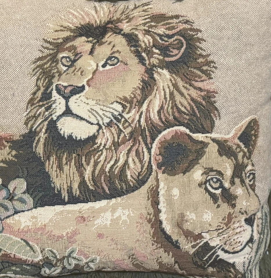 TAPESTRY Ashford Court Decorative Throw Pillow 16x16 Lions EXCELLENT CONDITION - Image 3 of 3