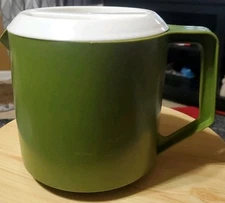 VTG Rubbermaid 1 1/2 Quart Pitcher Avocado Green White Lid 70s Camper Small