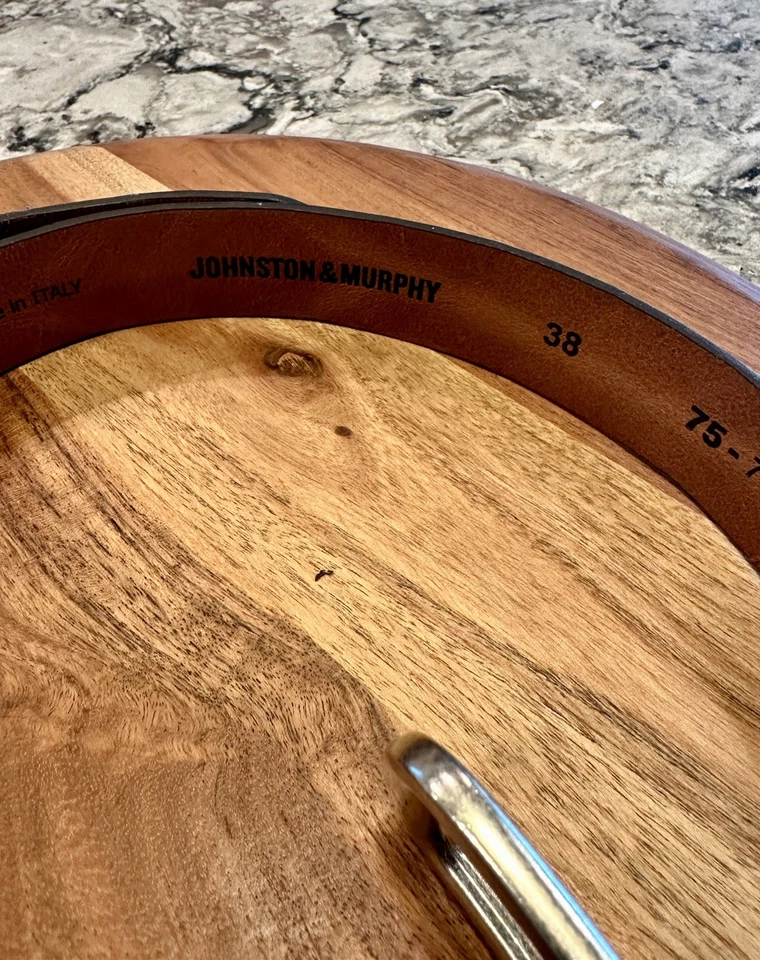 Cinturón de cuero marrón de piel de becerro italiano en relieve Johnston & Murphy para hombre talla 38 1,25 pulgadas Foto 2 de 4