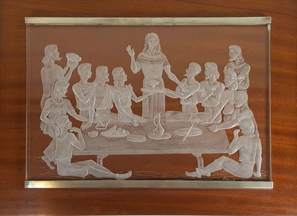 LA CENA SANTA. CRISTAL CORTADO. PERFILES DE PLATA. BASE DE MADERA. J. MARTIN.1980