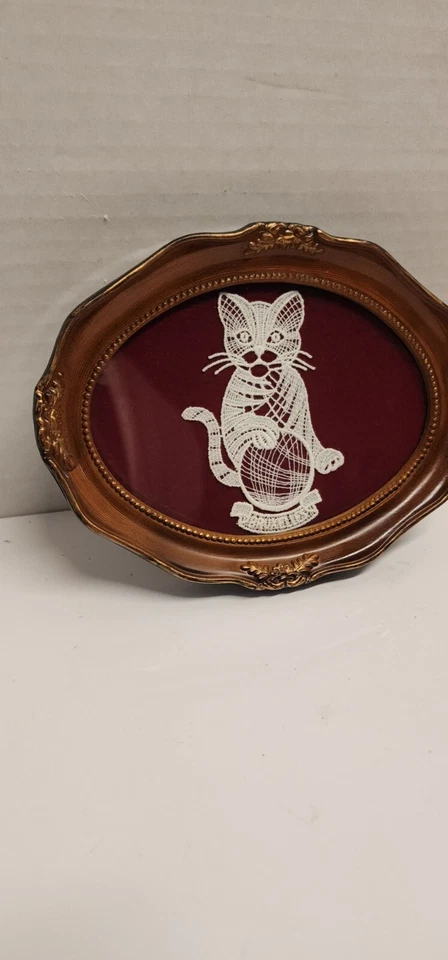 FRAMED CAT DOILIE ARTS AND CRAFT WHITE OVAL PLASTIC FRAME STITCHING THREAD USED - Image 2 of 4