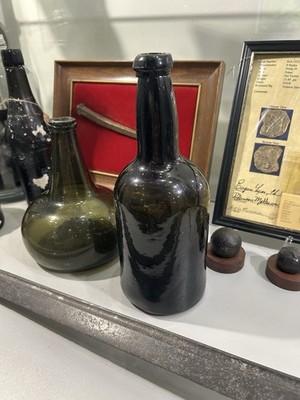 Antique 1790 s Black Glass Shipwreck Pirate Rum Bottle Mallet Onion Bottle