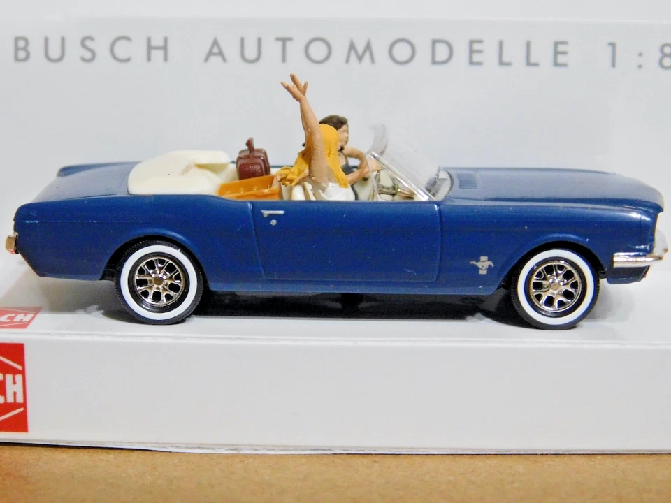 Ford Mustang convertible Busch 47528 1964 con figuras azul oscuro nuevo en caja Foto 3 de 4