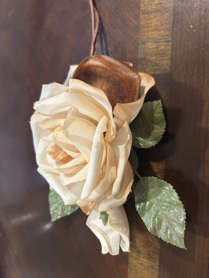 Prendedor ramillete grande rosa seda de colección 6" beige rosa terciopelo pétalos con brote y hojas Foto 3 de 4