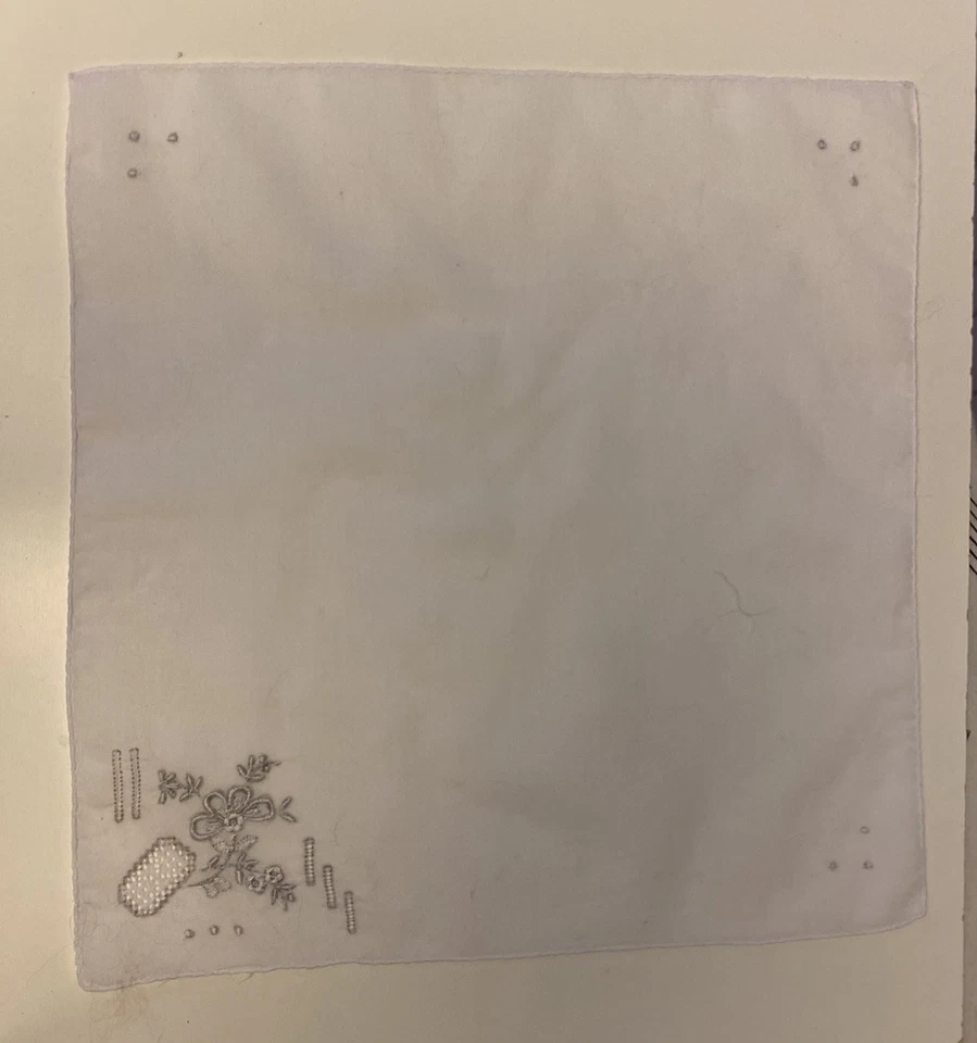 Pañuelo de algodón bordado abierto blanco con plata de colección aniversario de boda Foto 3 de 4