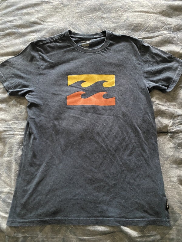 Mens Sz. S BILLABONG Navy Blue Tailored Fit T-shirt w/Yellow/Orange Waves