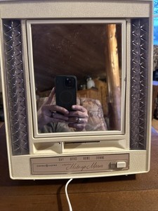 Vintage General Electric Lighted Make-up Mirror 2 Sided Four Settings GE B11MM1.