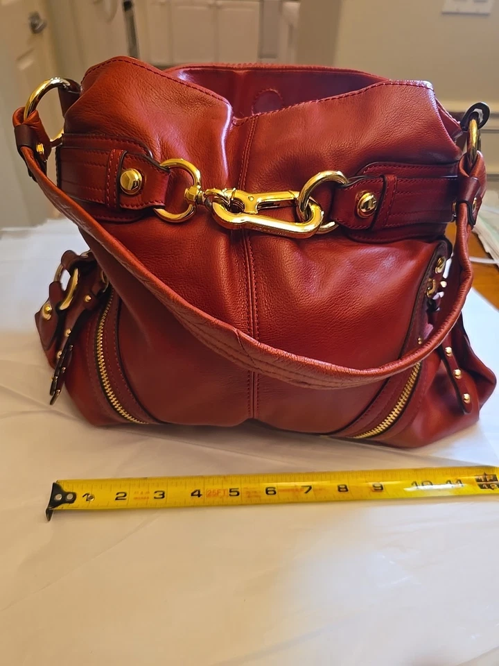 Bolso de Hombro B.Makowsky Cuero Rojo con Acento Dorado Ambiente Años 80 Foto 2 de 4