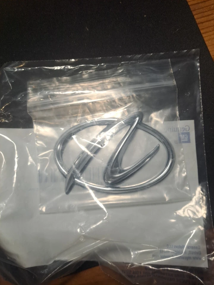 GM# 25640212 1995-1998 Oldsmobile Aurora capó emblema cromado Foto 3 de 3