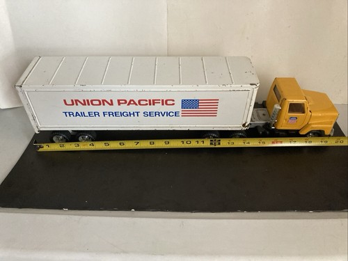 Ertl Union Pacific 20” Pressed Steel S Series Semi Truck - Picture 6 of 15