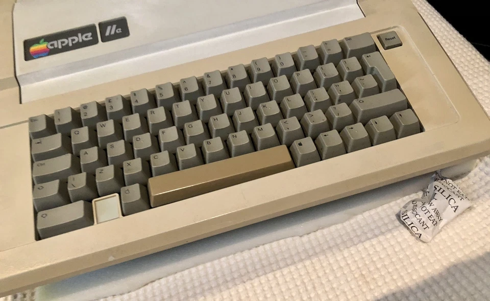 Vintage Apple IIe 2e PAL enhanced 128kb orig case + DAN2 hdd card software card - image 2 of 4