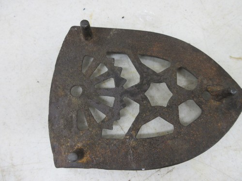 THE CLEVELAND FOUNDRY CO. SAD IRON STAND-FOOTED - Picture 2 of 2